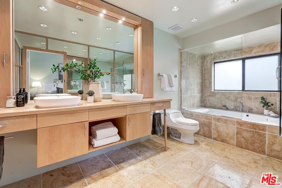 323 San Vicente Blvd Unit: 11