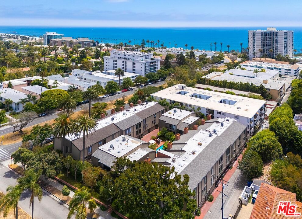 323 San Vicente Blvd Unit: 11