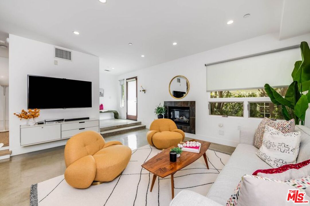 811 19th St Unit: 3