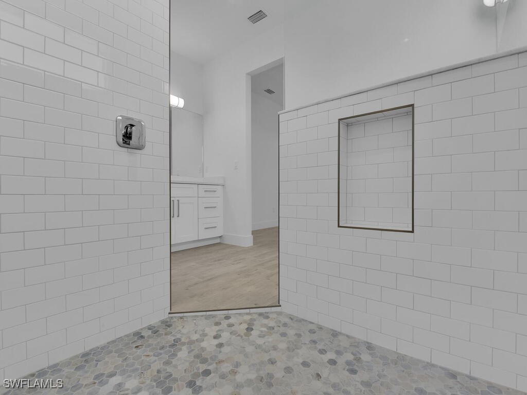 3818 NW 40th AVE