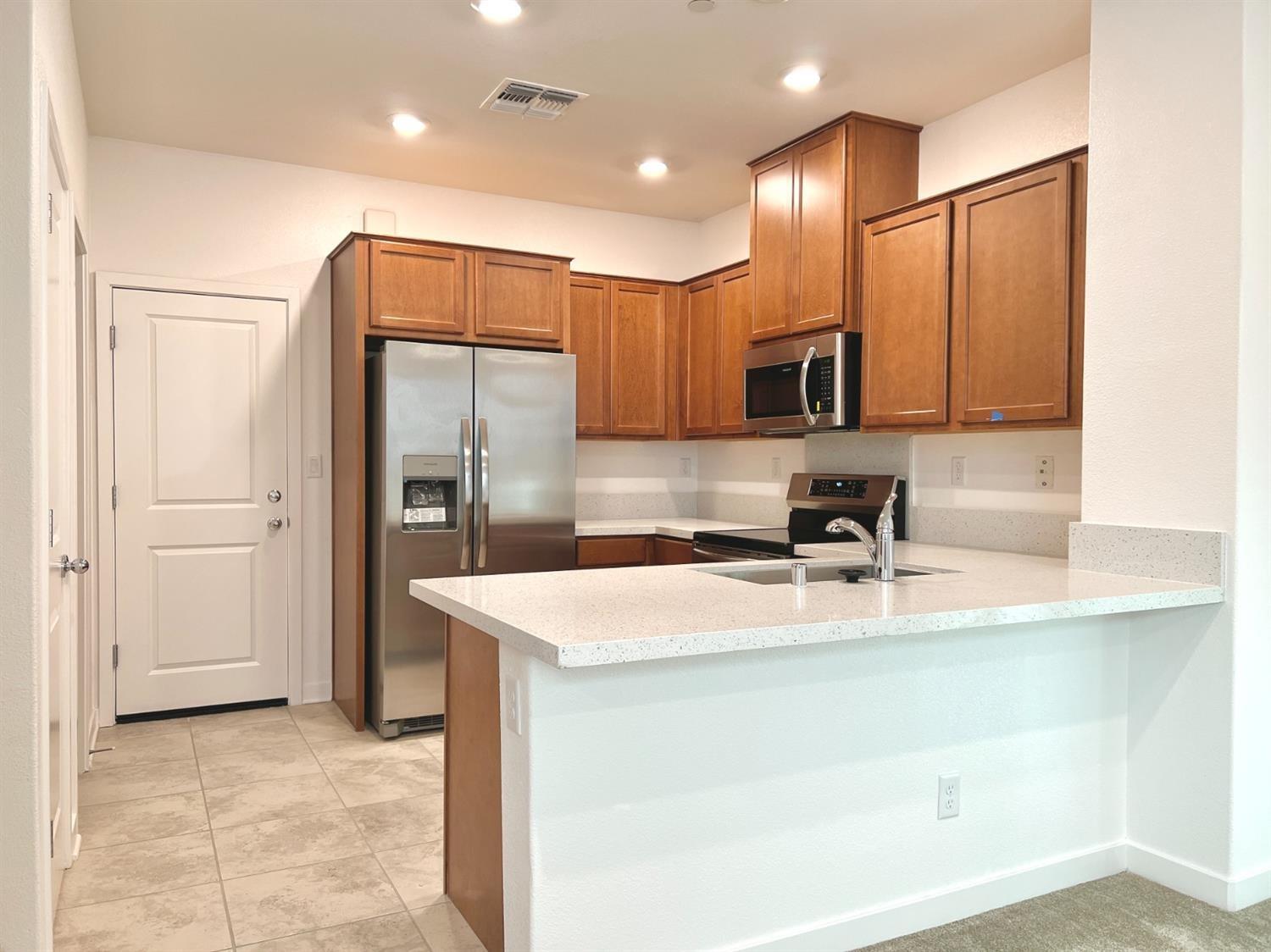 5301 E Commerce Way 61103