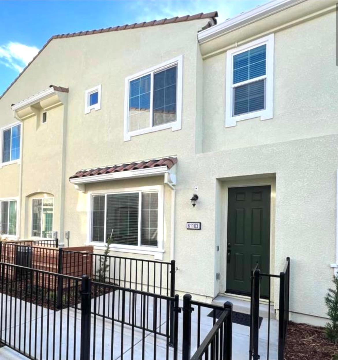 5301 E Commerce Way 61103