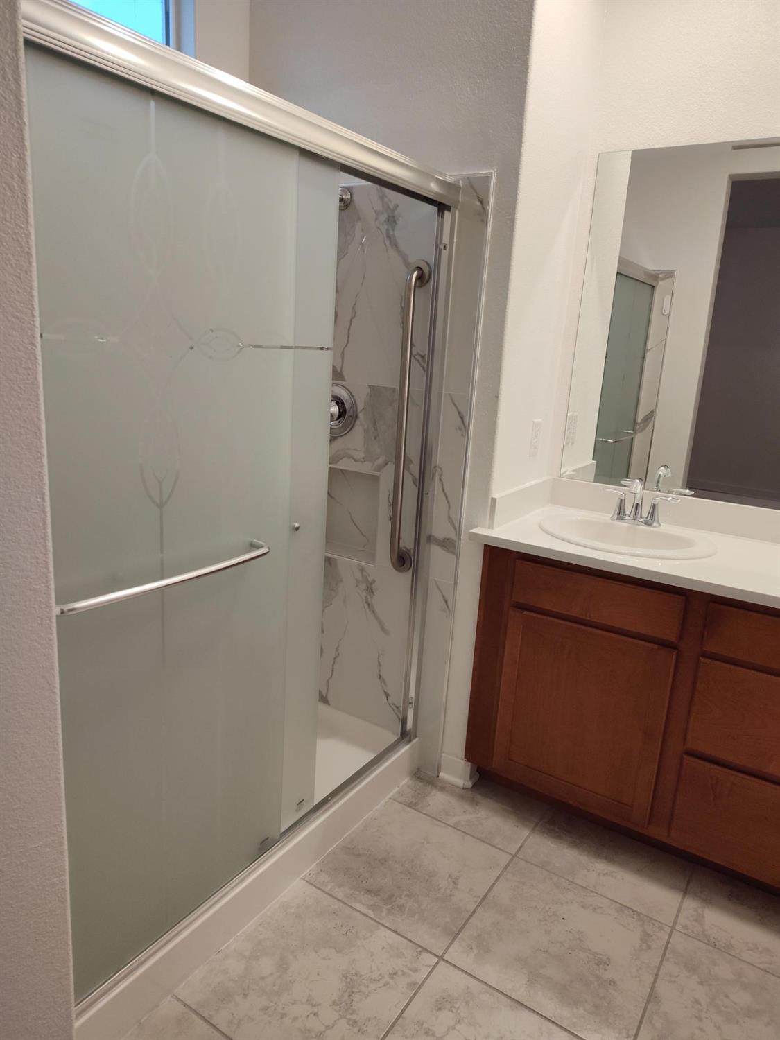 5301 E Commerce Way 61103