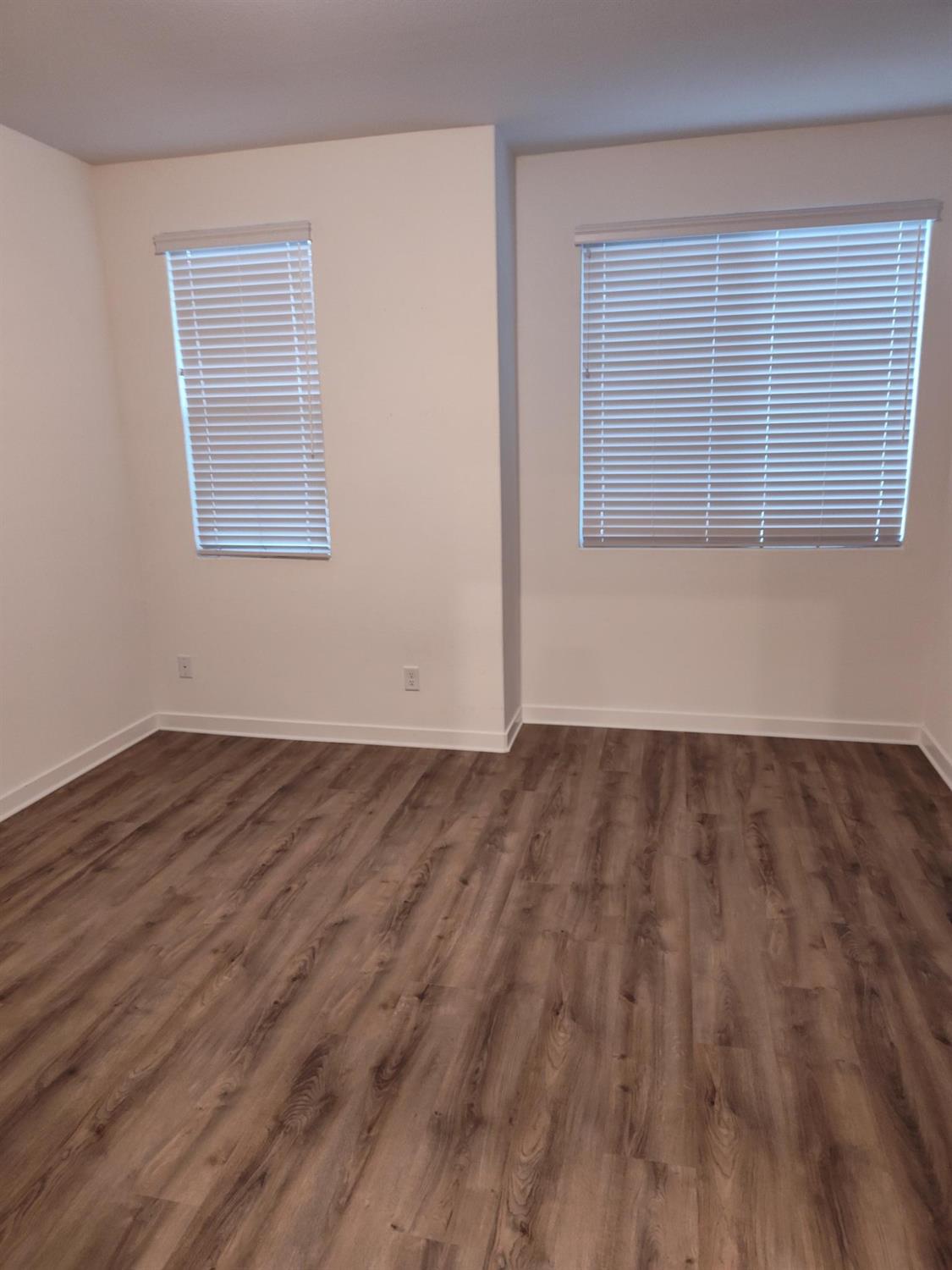 5301 E Commerce Way 61103