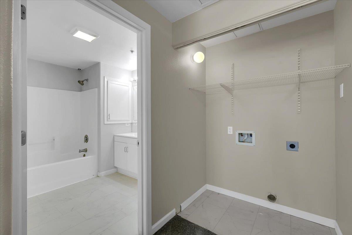 4200 E Commerce 1121