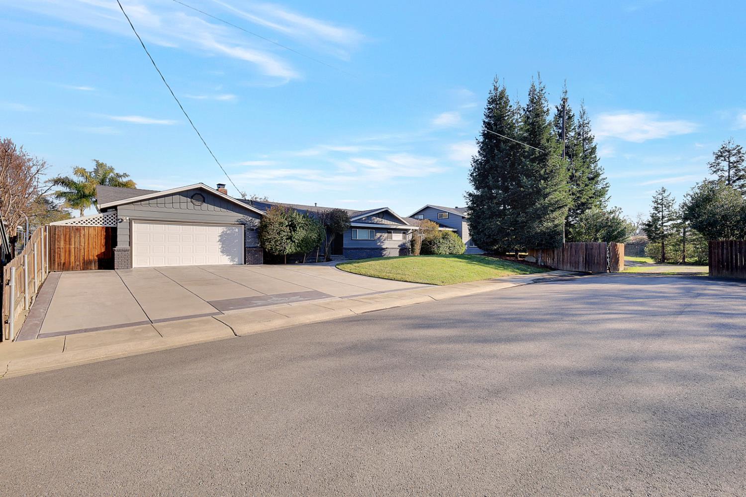 7307 N Roberta Way
