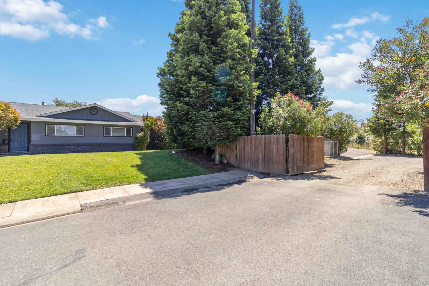 7307 N Roberta Way