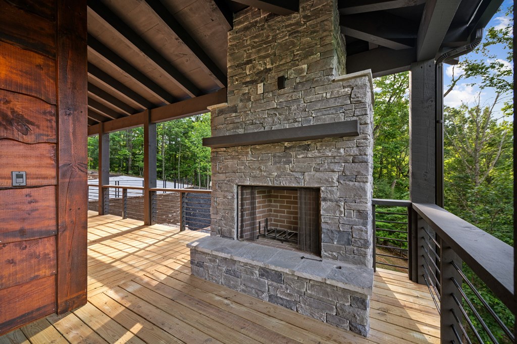 395 Pontoosuc Drive, Mineral Bluff