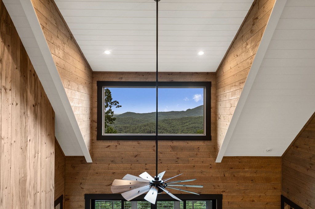 395 Pontoosuc Drive, Mineral Bluff