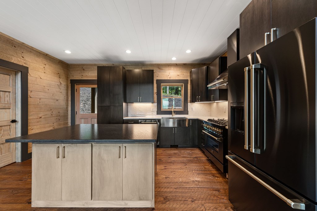 395 Pontoosuc Drive, Mineral Bluff