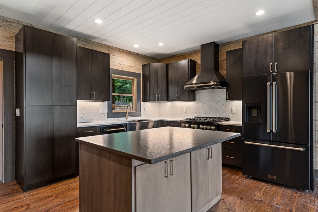 395 Pontoosuc Drive, Mineral Bluff