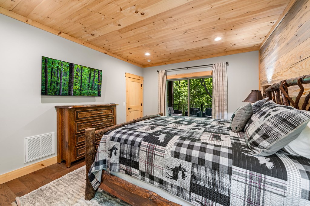 152 N Hiawatha Trail