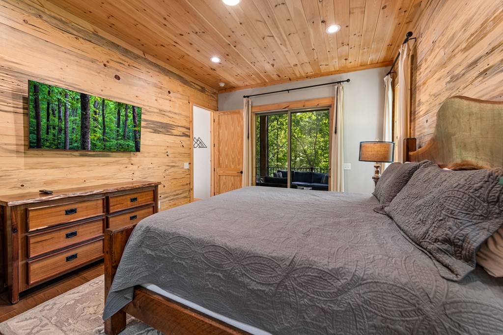 152 N Hiawatha Trail