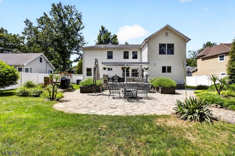37 Hall Dr