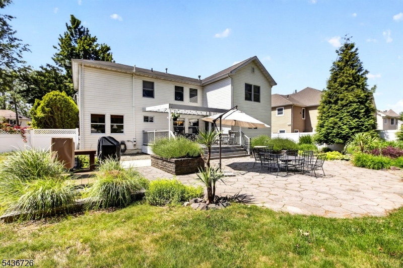 37 Hall Dr