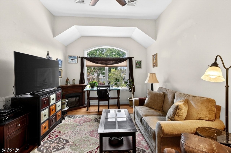 37 Hall Dr
