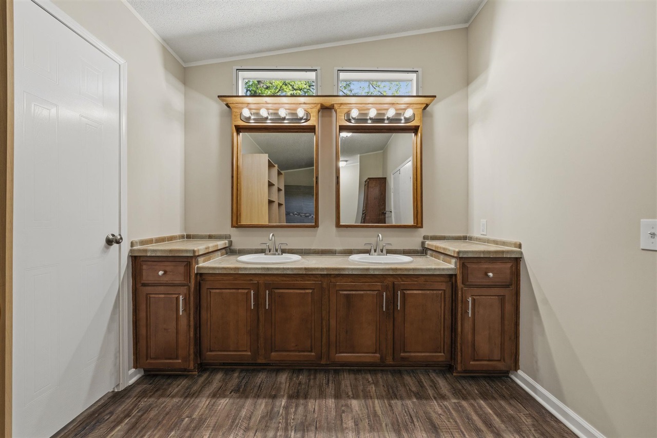 885 Moorman Lane