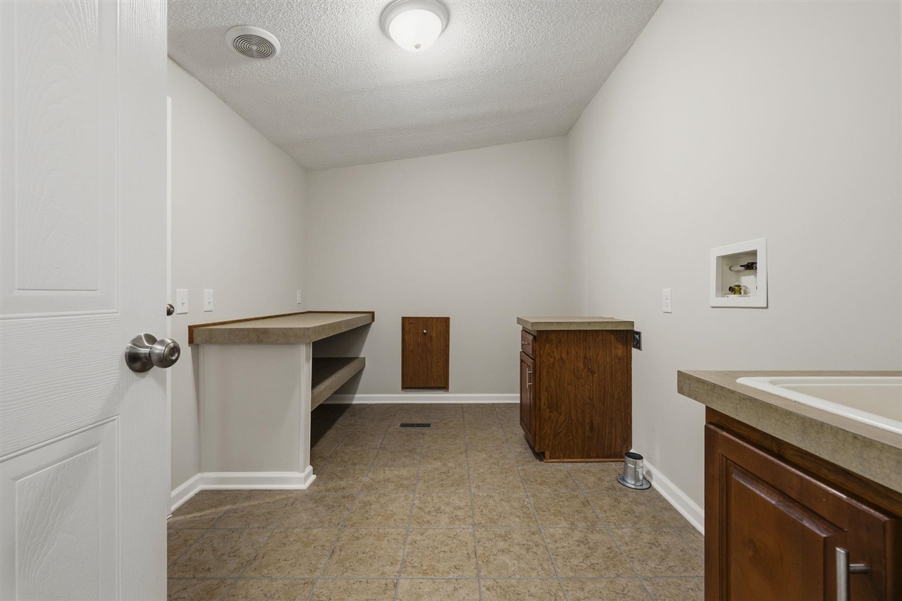885 Moorman Lane