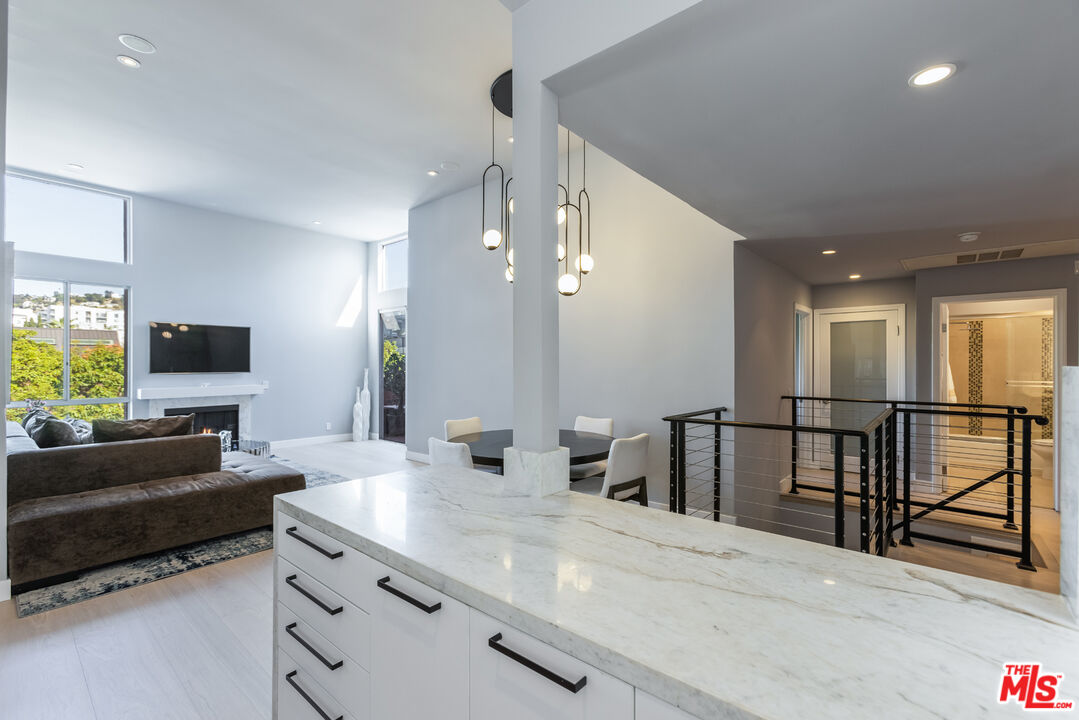 1425 N Detroit St Unit: 402
