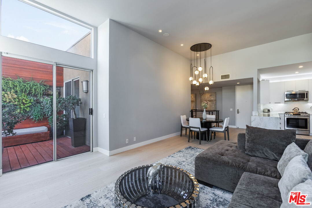 1425 N Detroit St Unit: 402