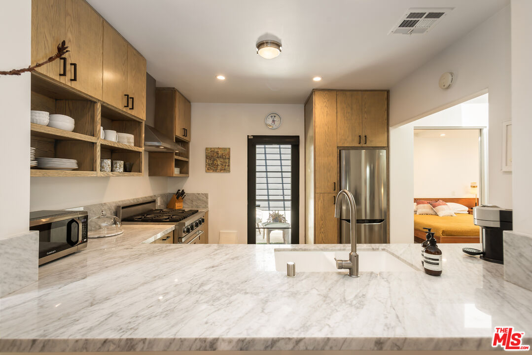 8985 Lloyd Pl