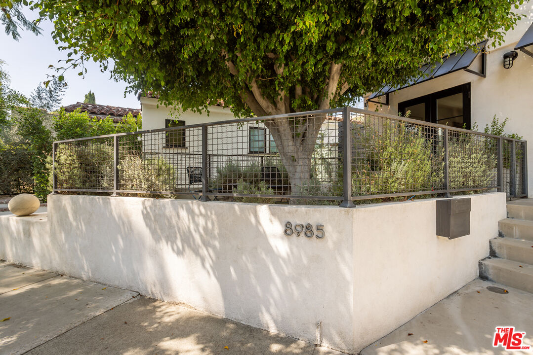 8985 Lloyd Pl