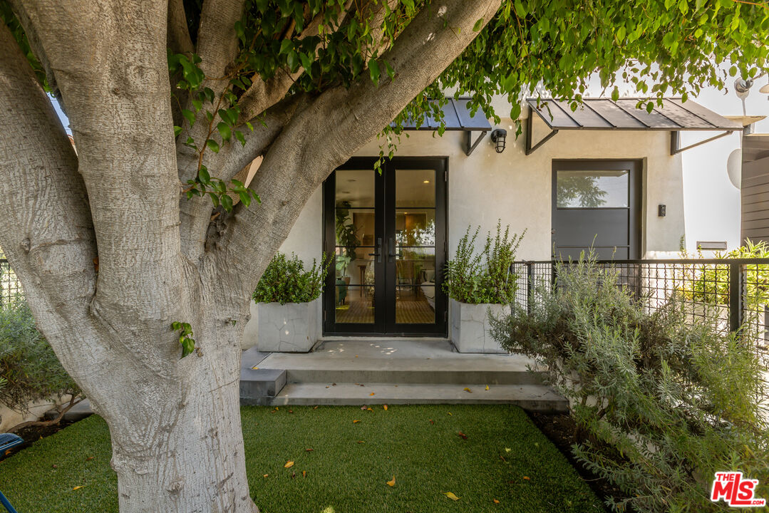 8985 Lloyd Pl