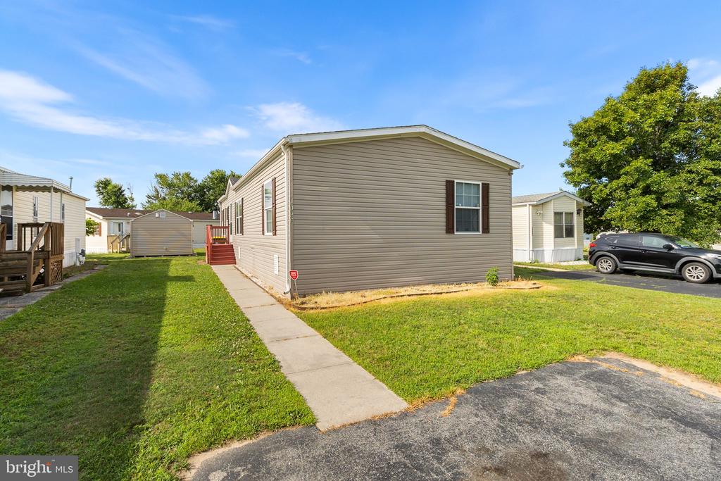 1733 BARBARA CIRCLE