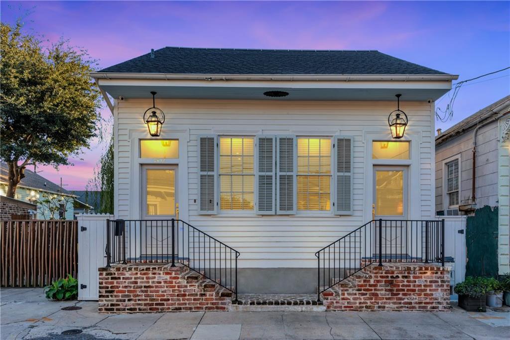 2618 DAUPHINE Street