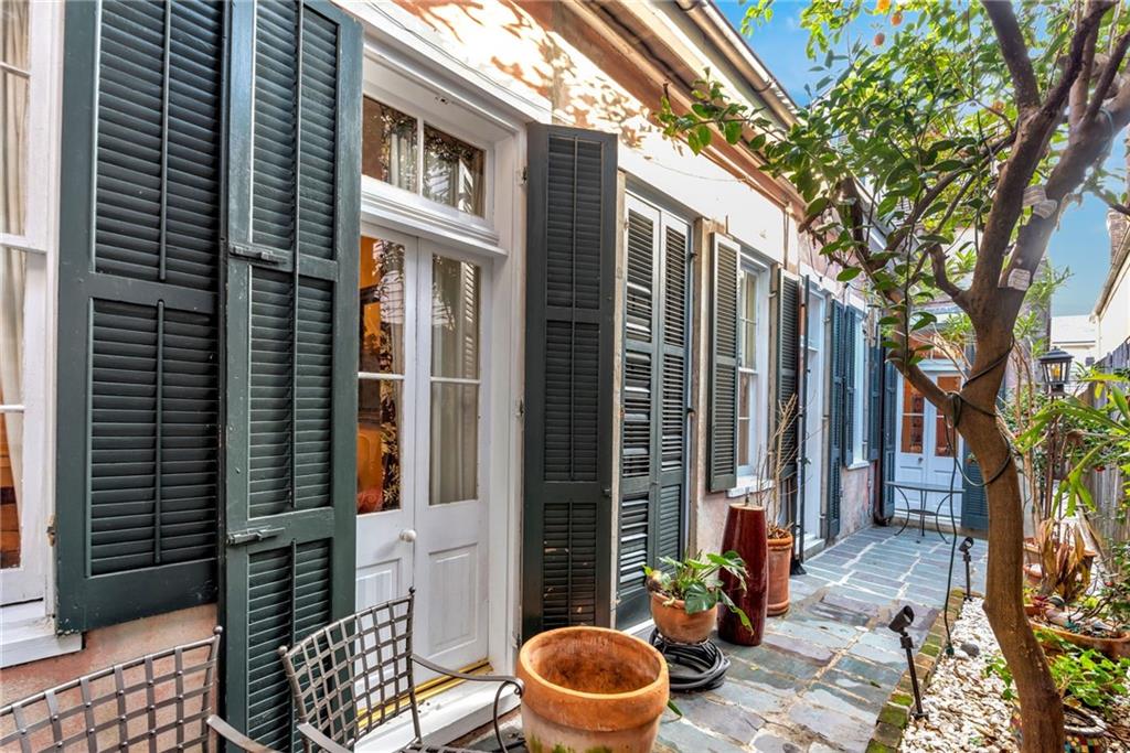 811 ORLEANS Avenue