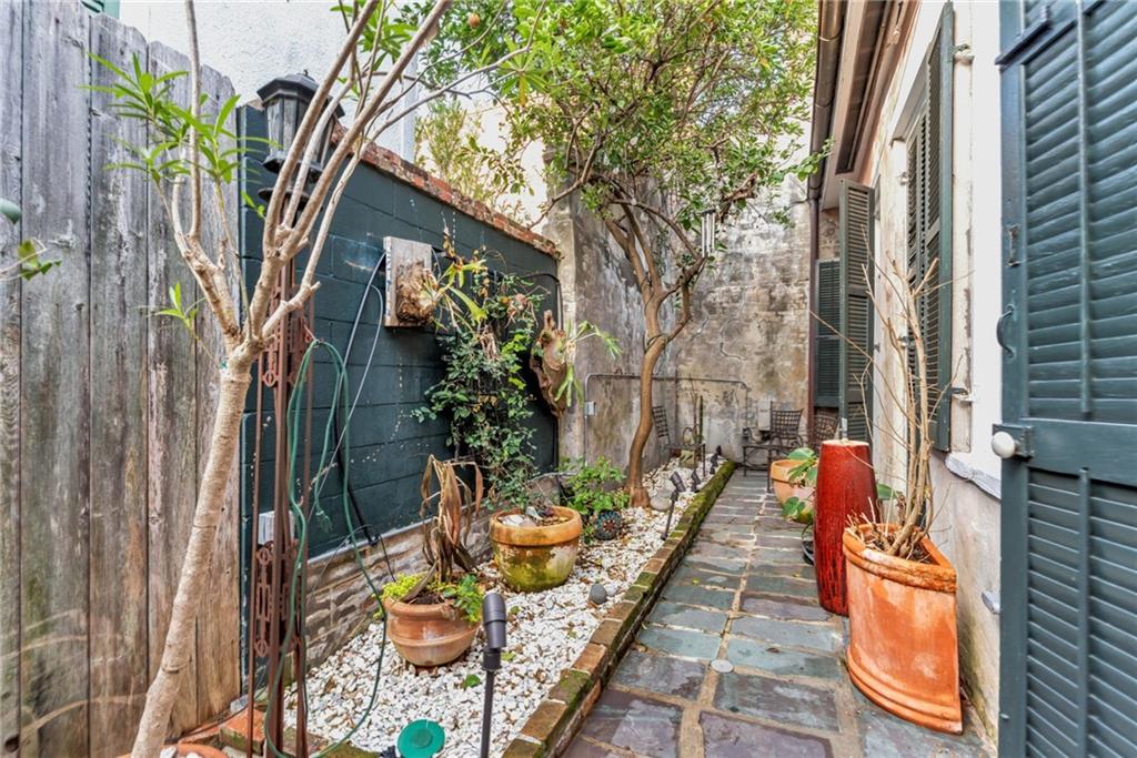 811 ORLEANS Avenue