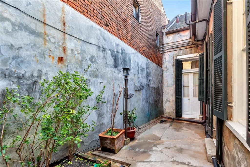 811 ORLEANS Avenue
