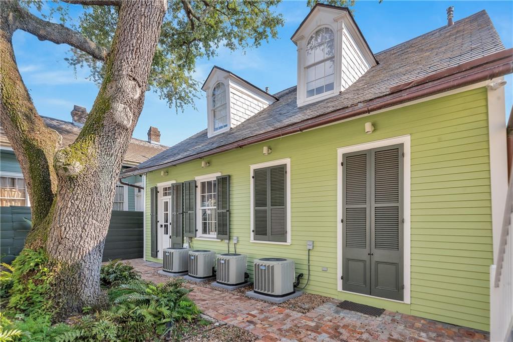 927 ORLEANS Avenue 927