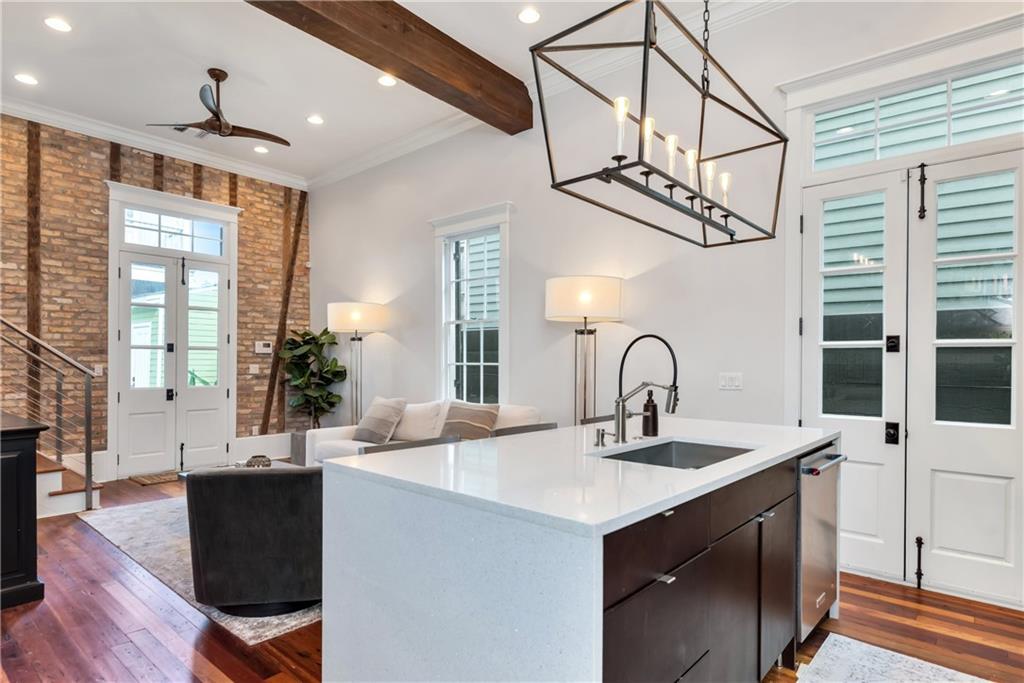 927 ORLEANS Avenue 927