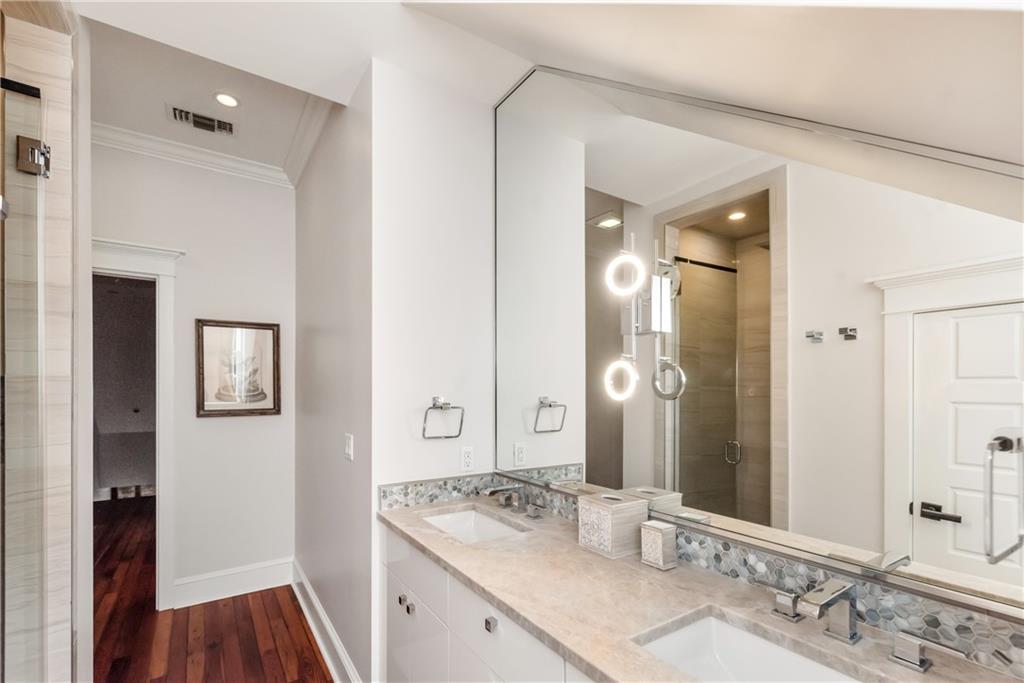 927 ORLEANS Avenue 927