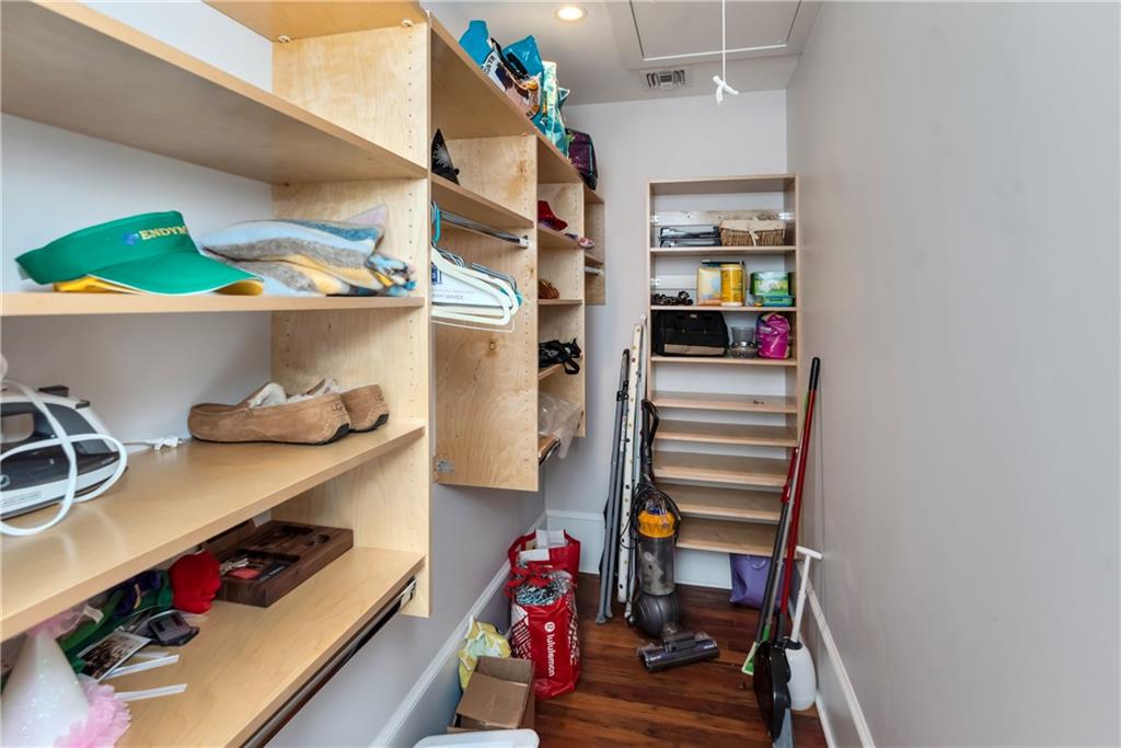 927 ORLEANS Avenue 927