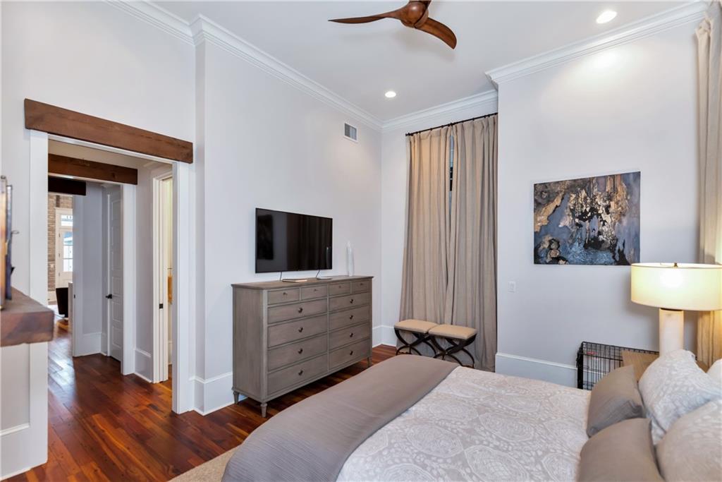 927 ORLEANS Avenue 927