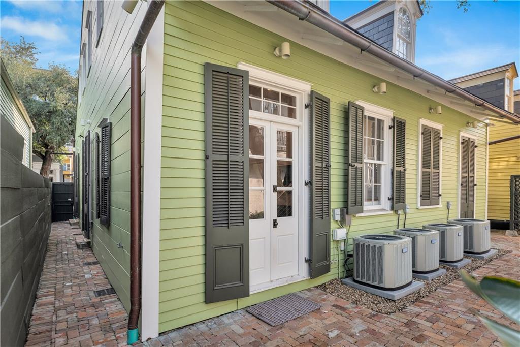 927 ORLEANS Avenue 927