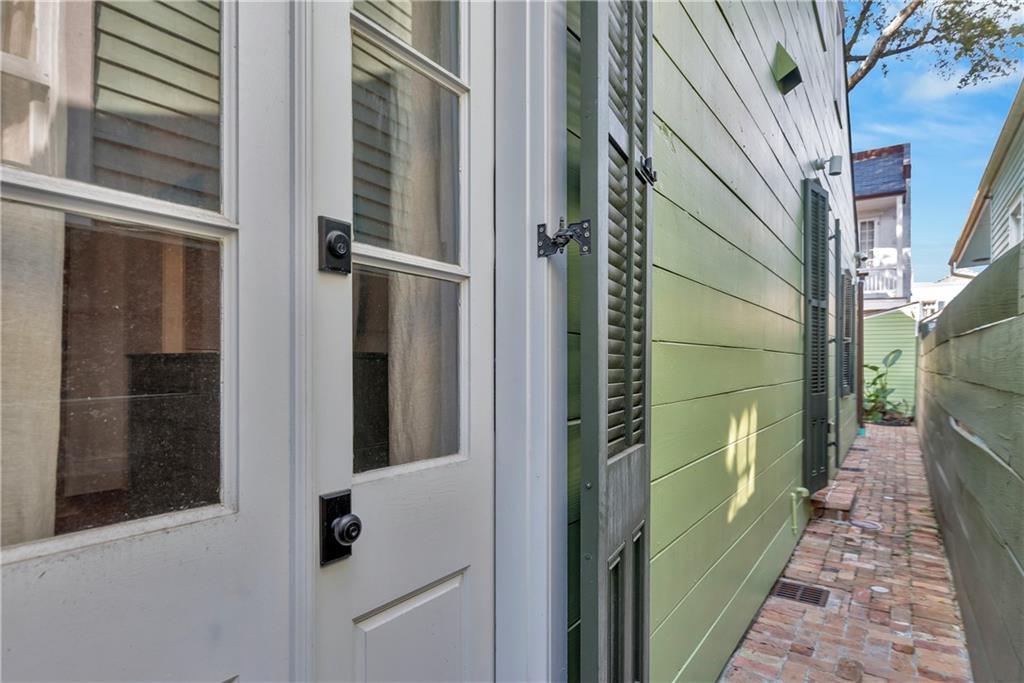 927 ORLEANS Avenue 927