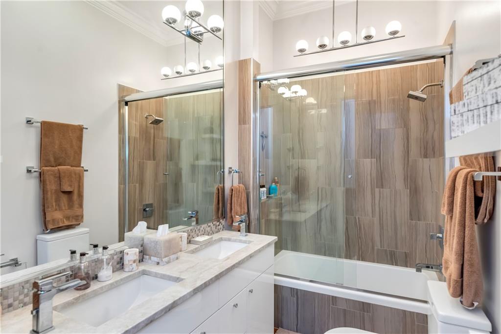 927 ORLEANS Avenue 927