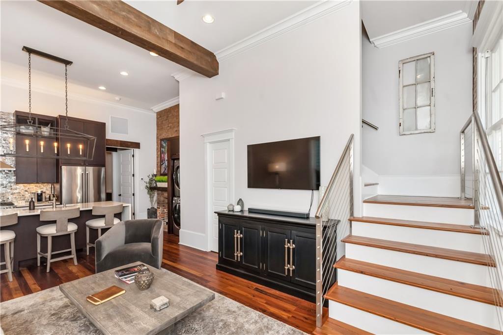 927 ORLEANS Avenue 927