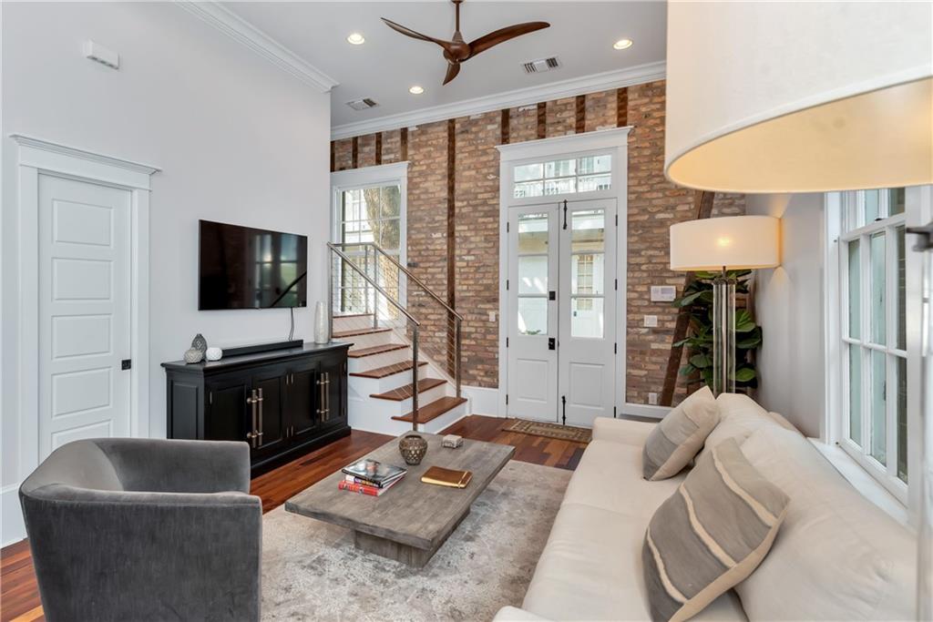 927 ORLEANS Avenue 927