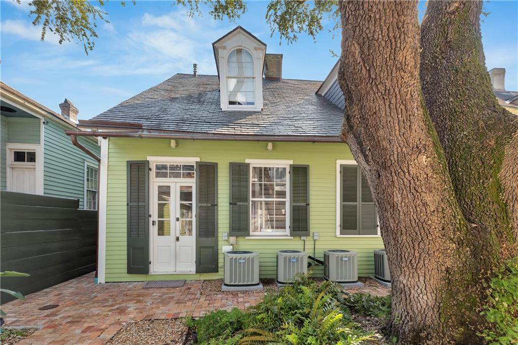 927 ORLEANS Avenue 927