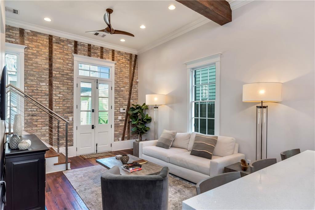 927 ORLEANS Avenue 927