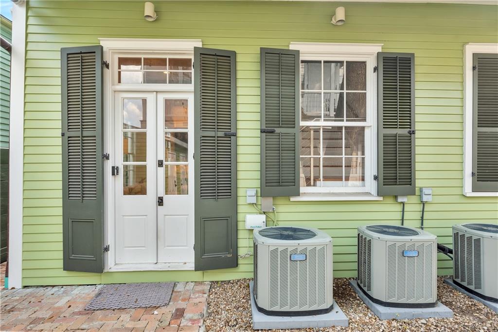 927 ORLEANS Avenue 927