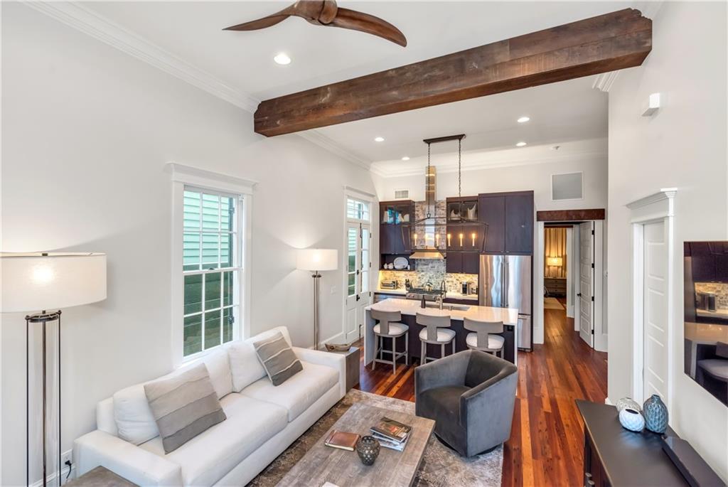 927 ORLEANS Avenue 927