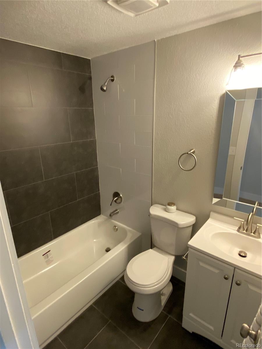 3176 S Emporia Court