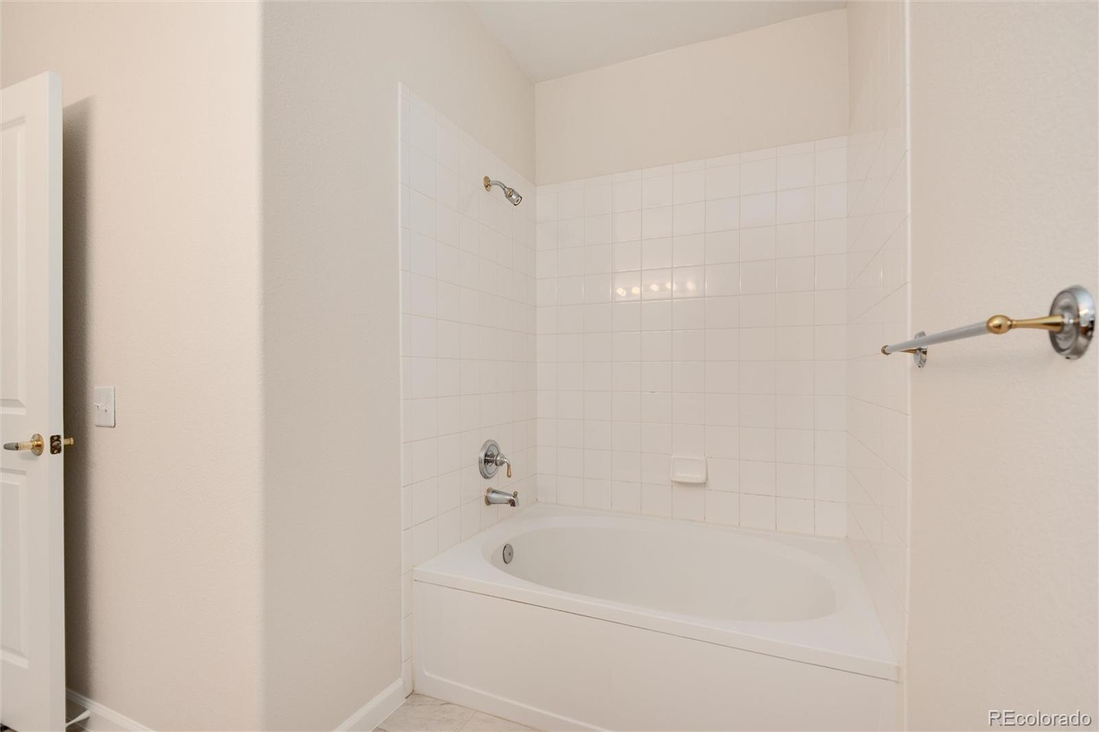 8456 S Hoyt Way Unit: 204