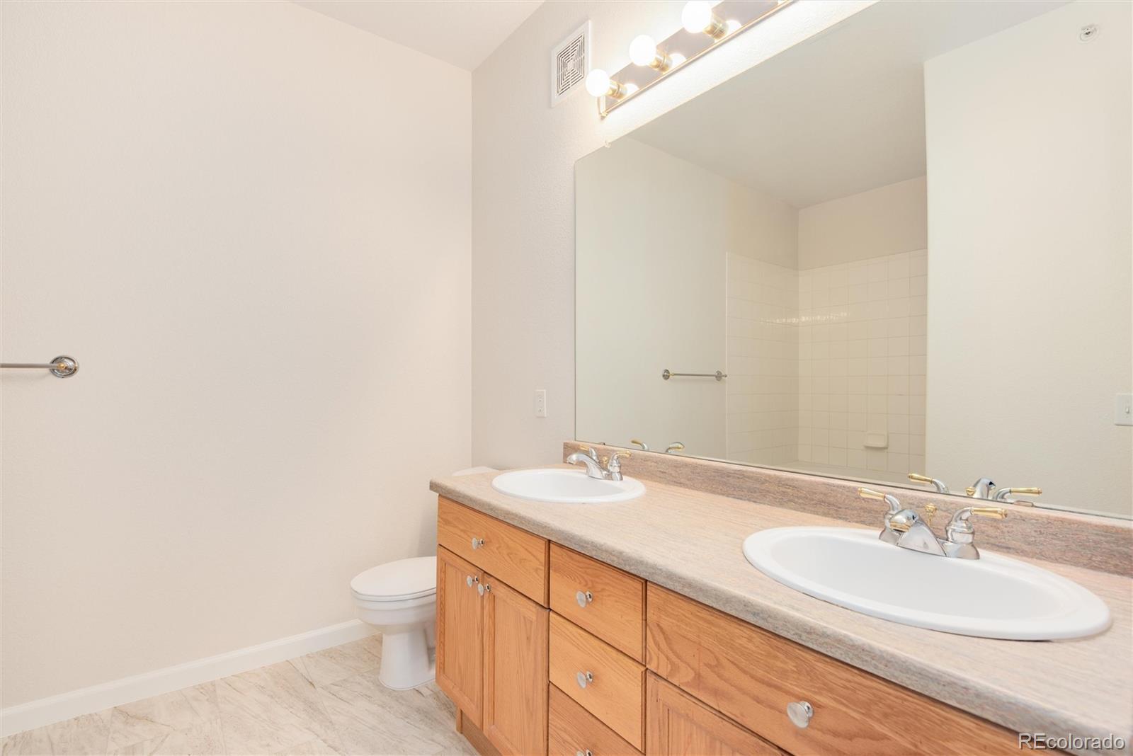 8456 S Hoyt Way Unit: 204