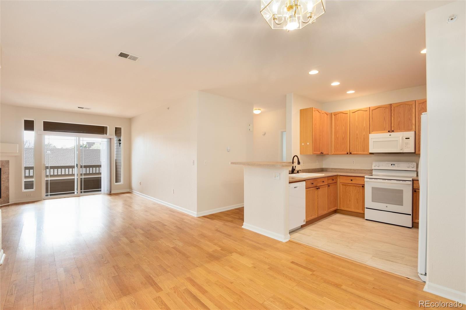 8456 S Hoyt Way Unit: 204